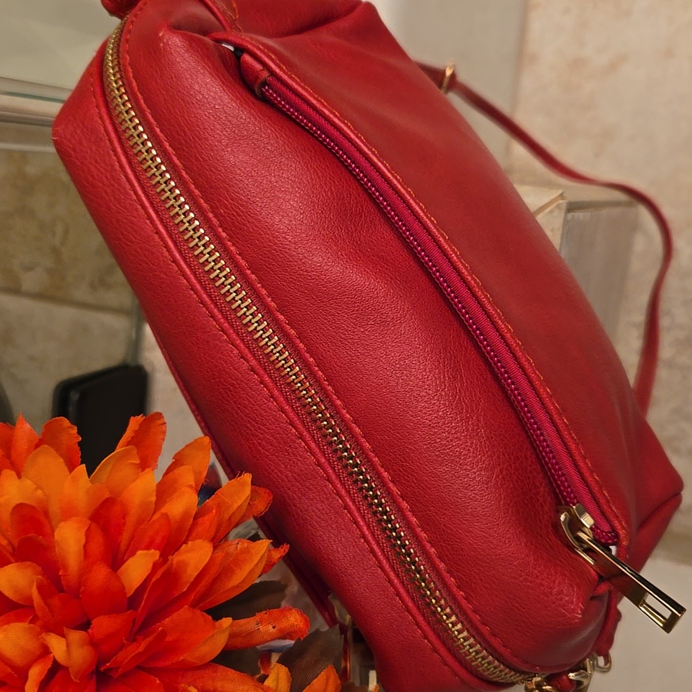 Elegant Red Crossbody Bag - Picture 2 of 10
